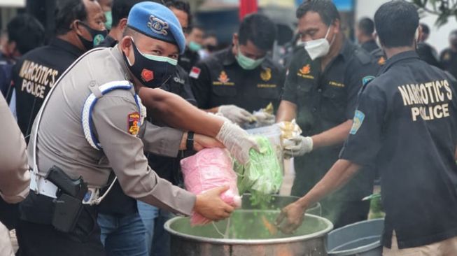 Pemusnahan barang bukti narkoba oleh Polda Sumut. [Foto: Istimewa]