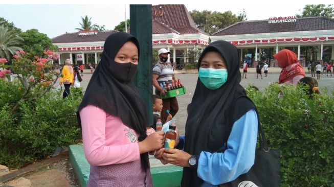 Jalani KKN, Mahasiswa UIN Walisongo Bagikan Minuman Herbal