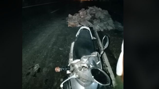motor menjadi korban material bangunan yang ditaruh sembarangan di jalan (Facebook)