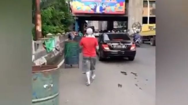 Video Viral Manusia Silver Labrak Pengemudi Sedan Mewah, Netizen: Respect!