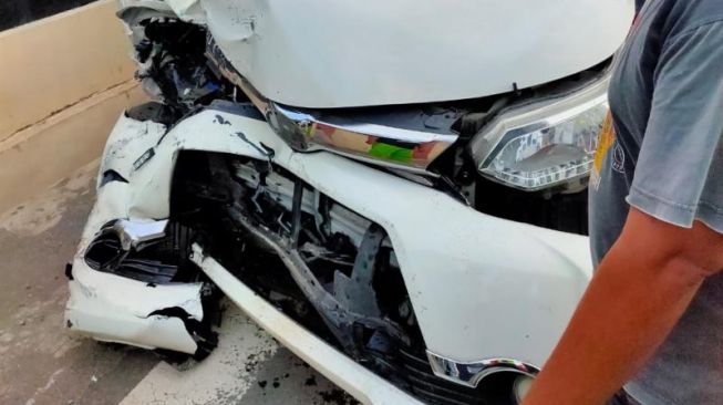 Kondisi mobil yang terlibat kecelakaan di Jalan Jogja-Wonosari, depan Puskesmas Piyungan, Pedukuhan Payak Kulon, Desa Srimulyo, Kecamatan Piyungan, Kabupaten Bantul, Selasa (10/11/2020). - (SuaraJogja.id/HO-Polsek Piyungan)