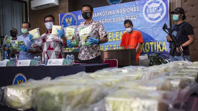 Kepala Badan Narkotika Nasional Provinsi (BNNP) Kepri Brigjen Pol Richard Nainggolan (tengah) didampingi pejabat lainnya menunjukkan barang bukti narkotika jenis sabu di Kantor BNNP Kepulauan Riau (Kepri), Batam, Rabu (11/11/2020).. [ANTARA FOTO/Teguh Prihatna]