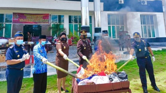 Ribuan Karung Pakaian Selundupan Dimusnahkan Kejaksaan Negeri Kupang