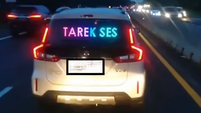 Tulisan di belakang mobil ini bikin salah fokus (Facebook)