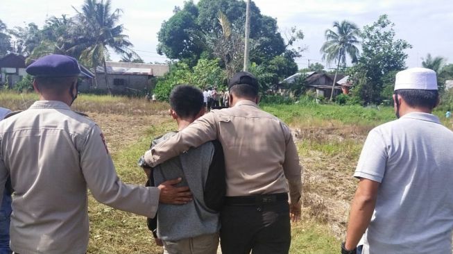 Santri di Kalsel Nangkring di Atas Sutet 14 Jam, Akhirnya Turun karena Ini