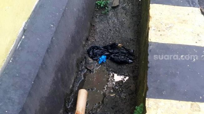 Keji! Sebelum Buang di Selokan, ABG Cekik Bayi yang Baru Dilahirkannya