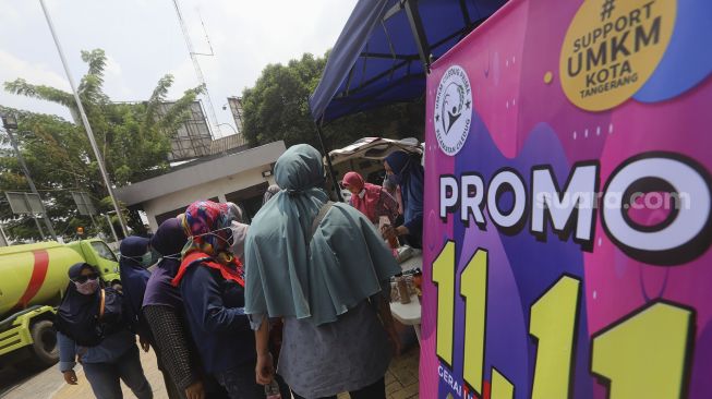 Sejumlah warga memilih produk UMKM yang dijual saat Promo 11.11 Gerai UMKM Ciledug Prima yang digelar di Kantor Kecamatan Ciledug, Kota Tangerang, Banten, Rabu (11/11/2020). [Suara.com/Angga Budhiyanto]