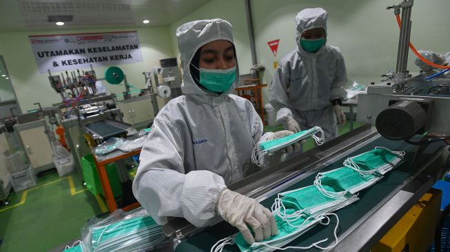Pekerja memeriksa masker bedah yang diproduksi di PT The Univenus Cikupa, Cikupa, Tangerang, Banten, Rabu (11/11/2020).  [ANTARA FOTO/Sigid Kurniawan]