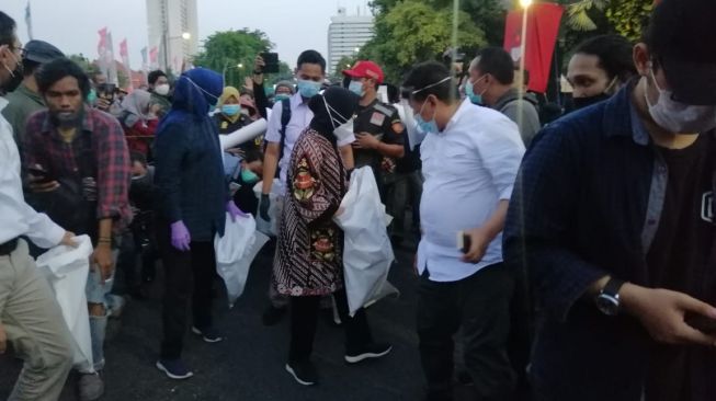 Risma Punguti Sampah Saat Aksi Tolak Omnibus Law, Netizen: Pencitraan!