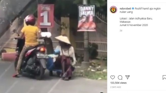 Viral Video Pengemis Dimintai Uang oleh Pemotor, Diduga Kasih Setoran