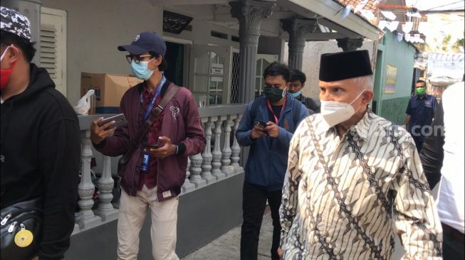 Politikus senior Amien Rais turut menyambangi pentolan Front Pembela Islam (FPI) Habib Rizieq Shihab ke kediamannya di Jalan Petamburan III, Jakarta Pusat, Rabu (11/11/2020). [Suara.com/Bagaskara Isdiansyah]