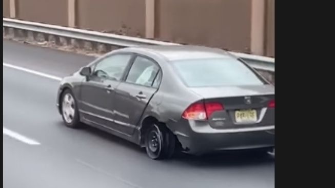Begini Jadinya Honda Civic Jalan Tanpa Roda, Cuma Sisakan Velgnya Saja