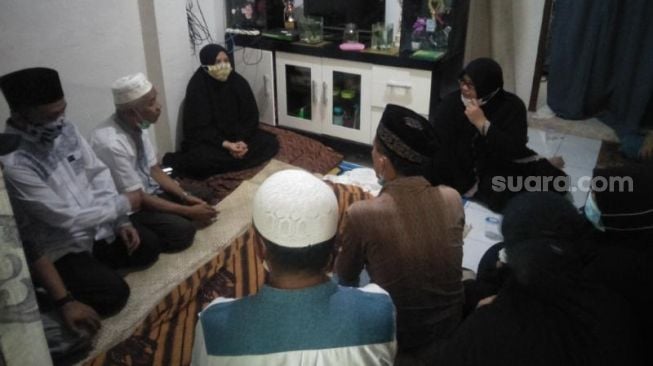 Suasana duka di rumah almarhum ayah Ustaz Derry Sulaiman. [Rena Pangesti/Suara.com]