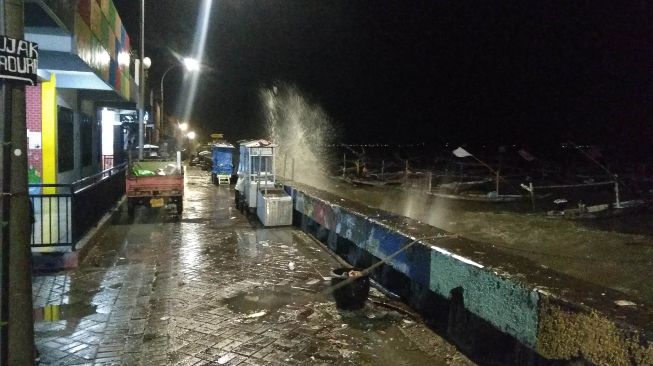 Pesisir Kenjeran Diamuk Ombak Tinggi dan Angin Kencang, 5 Perahu Tenggelam