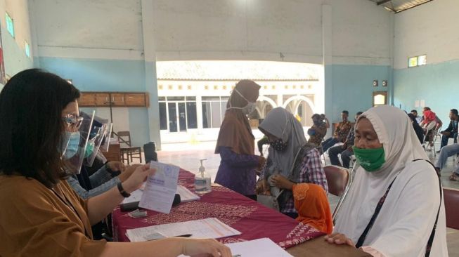 Masyarakat di Sleman mendapat Program BSPS. (Dok : PUPR)