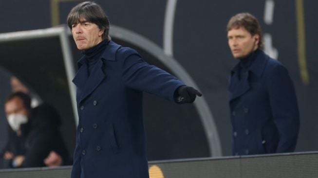 Ekspresi pelatih Jerman, Joachim Low (kiri) pada laga persahabatan kontra Republik Ceko di Red Bull Arena, Leipzig, Jerman, Kamis (12/11/2020) dini hari WIB. [Odd Andersen / AFP]