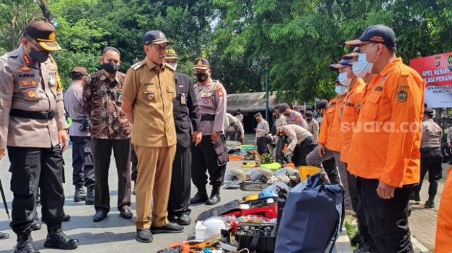 Wali Kota Yogyakarta Haryadi Suyuti melakukan pengecekan terhadap alat-alat penanganan bencana di Embung Langensari, Klitren, Gondokusuman, Kota Yogyakarta pada Kamis (12/11/2020). - (SuaraJogja.id/Hiskia Andika)