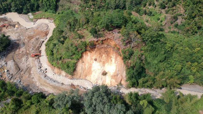 Foto udara aktivitas galian C di tepi aliran Sungai Batang Merao, Jalan Lintas Jambi-Sumbar, Siulak Deras Mudik, Gunung Kerinci, Kerinci, Jambi, Kamis (12/11/2020).   [ANTARAFOTO/Wahdi Septiawan]