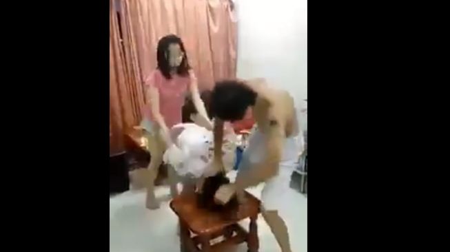 Viral Video Majikan Hajar Pembantu Diduga Gegara Ambil Pisang Sesajen