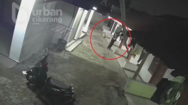 Viral, Aksi Pencurian Pakaian Dalam Wanita di Bekasi Terekam CCTV