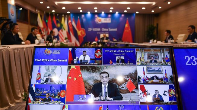 Perdana Menteri China Li Keqiang (tengah layar) berpidato di hadapan rekan-rekannya selama KTT ASEAN-China dari Asosiasi Bangsa-Bangsa Asia Tenggara (ASEAN), yang diadakan secara online karena pandemi virus korona COVID-19, di Hanoi pada 12 November 2020.
[Nhac NGUYEN / AFP]
