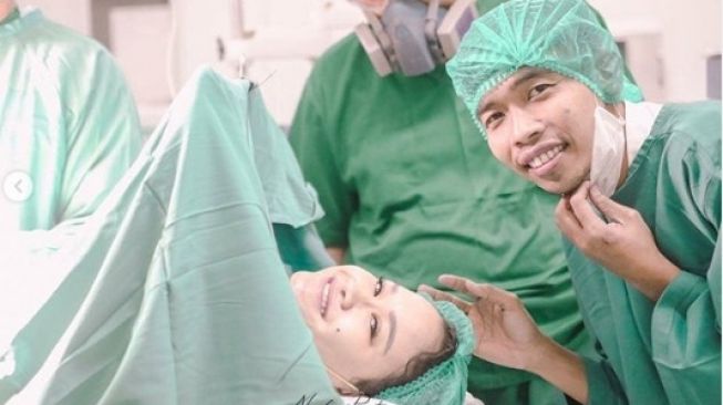 Dede Sunandar dan istrinya, Karen Hertatum [Instagram/@dede_sunandar]