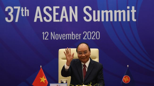 Perdana Menteri Vietnam Prime Minister Nguyen Xuan Phuc berpidato saat menghadiri pertemuan ASEAN - China, yang merupakan bagian dari KTT ASEAN ke-37, yang diadakan secara online karena pandemi Covid-19 di Hanoi, Vietnam, Kamis (12/11/2020).  [Nhac NGUYEN / AFP] 