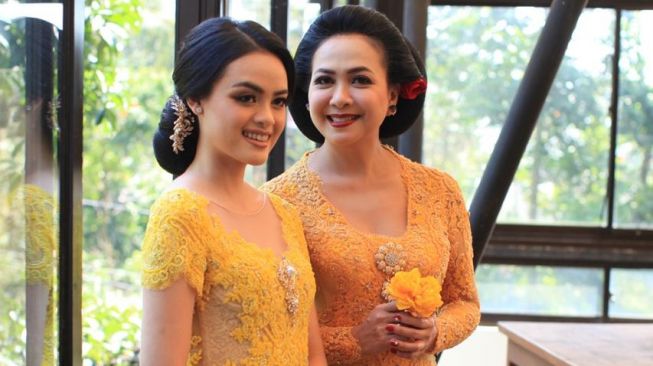 Sundari Soekotjo bersama putrinya, Intan Soekotjo. [dokumentasi pribadi]