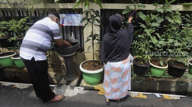 Warga beraktivitas di Kampung Sehat, Utan Kayu Selatan, Jakarta, Kamis (12/11/2020). [Suara.com/Angga Budhiyanto]