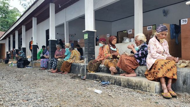 Hindari Kerumunan, Pengungsi di Glagaharjo Makan dengan Nasi Bungkus
