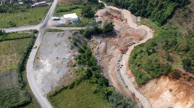 Foto udara aktivitas galian C di tepi aliran Sungai Batang Merao, Jalan Lintas Jambi-Sumbar, Siulak Deras Mudik, Gunung Kerinci, Kerinci, Jambi, Kamis (12/11/2020).   [ANTARAFOTO/Wahdi Septiawan]