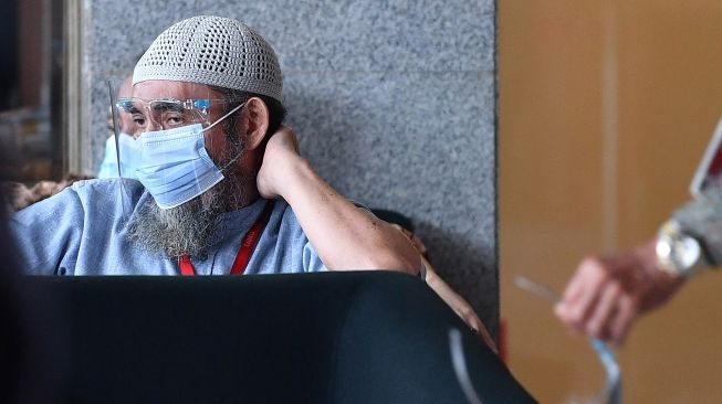 Aktor Rudy Wahab menunggu untuk diperiksa di kantor KPK Jakarta, Kamis (12/11/2020). [ANTARA FOTO/Sigid Kurniawan]
