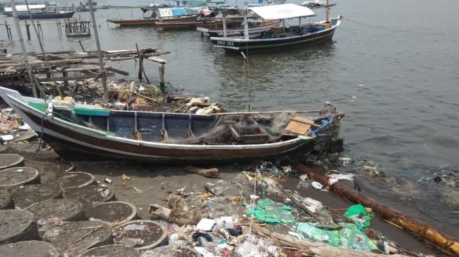 Kapal yang ditumpangi ketiga nelayan yang tenggelam di perairan Tanjung Pasir, Kabupaten Tangerang, Kamis (12/11/2020). [Ist]