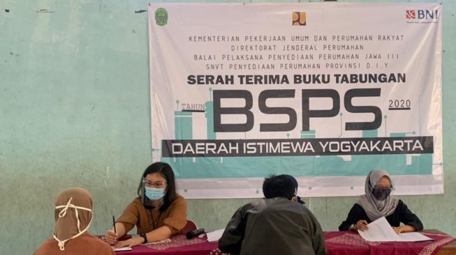 Pemerintah memberikan buku tabungan  kepada penerima BSPS di Kabupaten Sleman, Jateng. (Dok : PUPR)