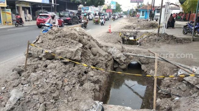 Bekas galian tanah gorong-gorong pipa menumpuk di sekitar Jalan Wates KM 12, Desa Argorejo, Kecamatan Sedayu, Kabupaten Bantul, Kamis (12/11/2020). - (SuaraJogja.id/Muhammad Ilham Baktora)