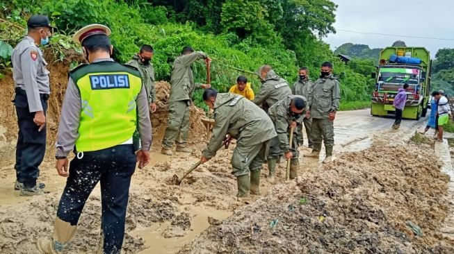 Akses Jalan Tapsel-Taput Sempat Terputus Akibat Longsor di Desa Marsada