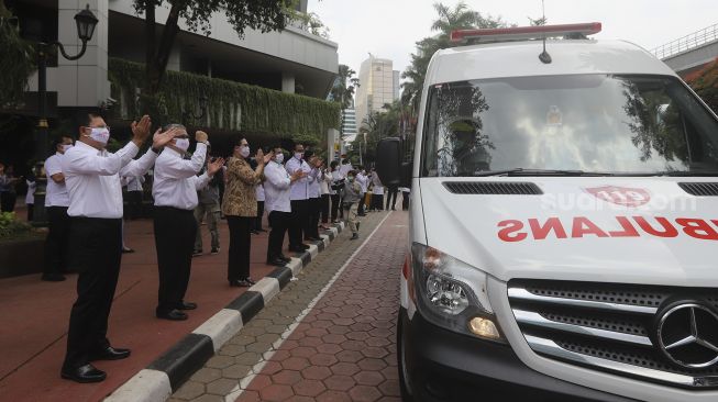 Menteri Kesehatan Terawan Agus Putranto (kiri) melakukan tepuk tangan secara bersama di depan Gedung Kementerian Kesehatan Republik Indonesia, Jakarta, Kamis (12/11/2020). [Suara.com/Angga Budhiyanto]