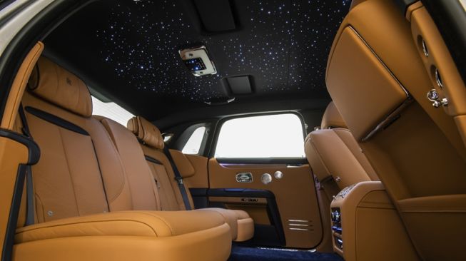 Interior sophisticated dari New Rolls-Royce Ghost Extended yang dikirim ke Singapura [Rolls-Royce Asia Pacific].