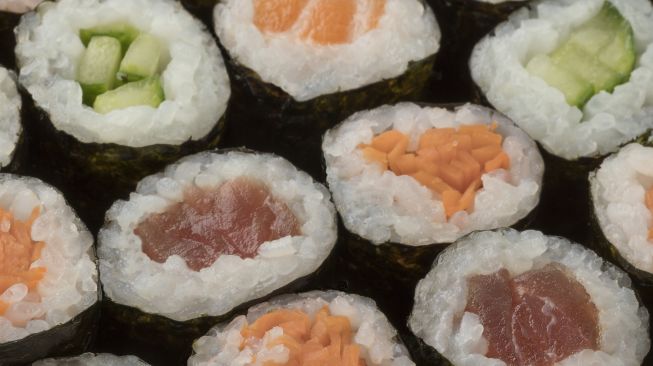 Beli Sushi Harga Promo, Cewek Ini Nangis Malah Dapat Sushi-sushian Pakai Ikan Bandeng dan Tongkol