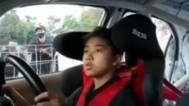 Aksi Bocah Pamer Skill Naik Mobil Bikin Warganet Minder, Gede Nyalinya!