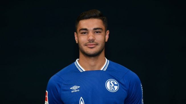 Pemain Schalke Ozan Kabak menjalani sesi foto usai didatangkan klub dari Stuttgart di Veltins-Arena, Gelsenkirchen, 6 Agustus 2020. [Ina FASSBENDER / AFP]