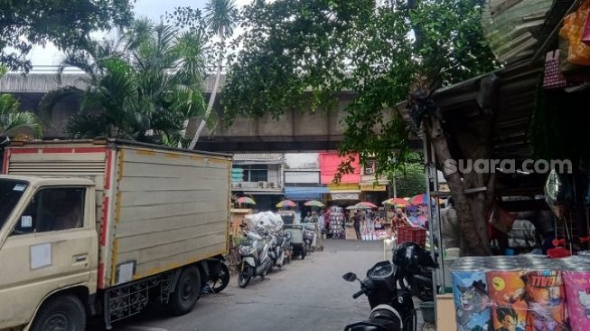 Lokasi penemuan tiga bocah di bawah umur diduga korban ekspolitasi di kolong Jembatan Pasar Pagi Asemka, Roa Malaka, Jakarta Barat. (Suara.com/Arga)