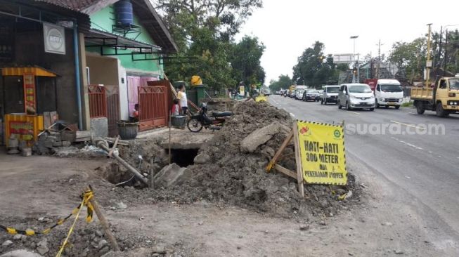 Mangkrak Hampir Sepekan, Proyek Galian Pipa di Jalan Wates Dikeluhkan Warga