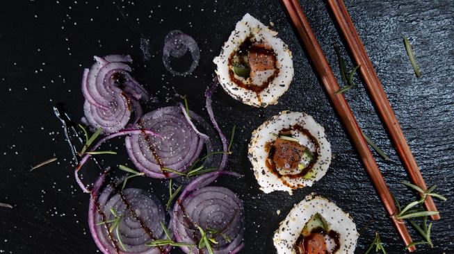 Kocak Orang Ini Makan Sushi Pakai Nasi, Indonesia Banget!