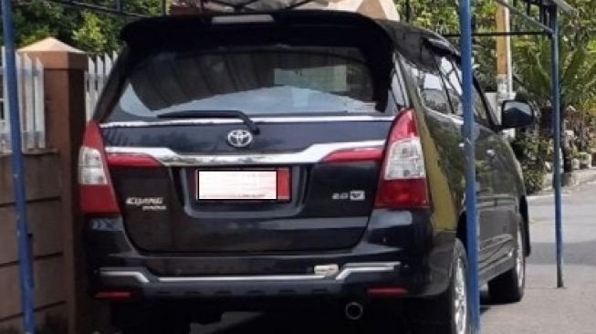 Viral Mobil Pelat Merah Jadi Sorotan, Parkir di Pinggir Jalan Pakai Tenda