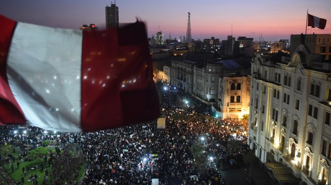 Ribuan demonstran melakukan aksi terkait pemakzulan Presiden Martin Vizcarra di Lima, Peru, Kamis (12/11/2020).  [ERNESTO BENAVIDES / AFP]