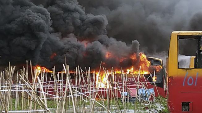 Sejumlah bus Transjakarta bekas terbakar di Dramaga, Kabupaten Bogor, Jawa Barat, Jumat (13/11/2020). [ANTARA FOTO/Cepi Kurniawan]