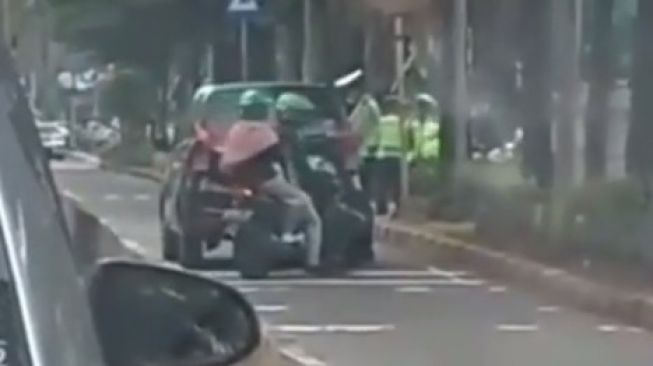 Niat Ngumpet di Balik Mobil Hindari Razia, Ojol Ini Malah Ketangkap Basah