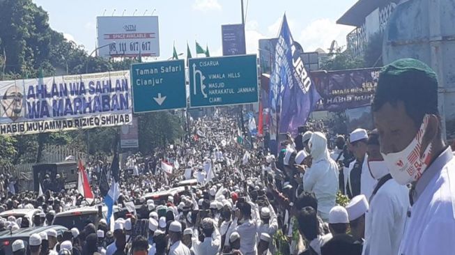 Kurang lebih puluhan ribu jamaah di simpang Gadog Ciawi, sambut kedatangan Habib Rizieq, Jumat (13/11/2020). (Suara.com/Andi Ahmad Sulaendi).