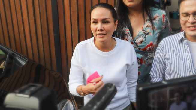 Sahabat Nikita Mirzani, Fitri Salhuteru saat ditemui awak media di rumah Nikita Mirzani di Pesanggrahan, Jakarta Selatan, Jumat (13/11). [Suara.com/Alfian Winanto]